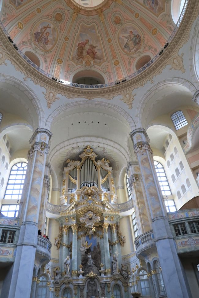 聖母教会の内部。<br /><br />プロテストの教会は質素なイメージでしたが、聖母教会はピンクの色合いが暖かく華やかな教会でした。