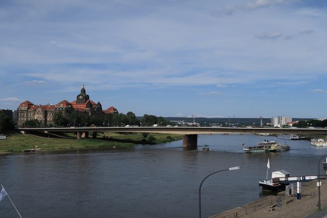 ドレスデン・エルベ渓谷は2004年に世界文化遺産に登録されましたが、景観を損なう橋の建設を理由に2009年に世界遺産リストから抹消されました。<br />世界遺産登録を取り消されてもいいから住民が便利に暮らせる街に...<br />景観保護と利便性、どこの街でも難しい選択だと思います。<br />世界遺産でなくてもドレスデンの価値が下がる事は無く、十分に魅力的な街だと思います。<br /><br />※写真の橋は問題の橋ではありません！