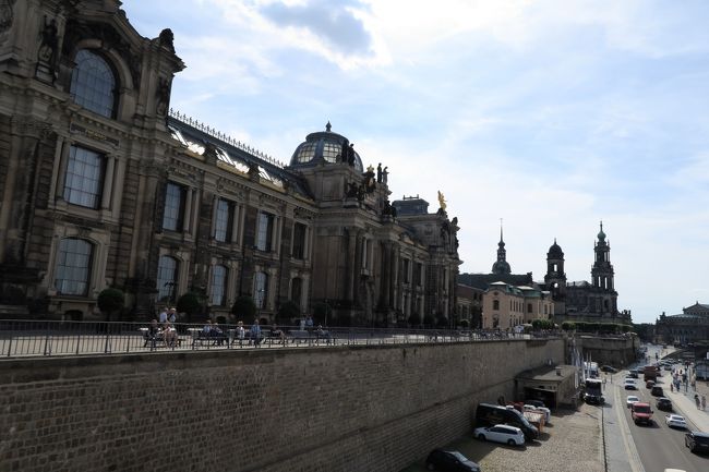 かつてエルベ川のほとり、聖母教会の隣の一等地には絢爛たるブリュール伯の宮殿があり、現在も残っているエルベ川沿いの遊歩道はブリュールのテラスと呼ばれています。<br />アウグスト強王の息子であるアウグスト二世はまったく政治に興味が無く、首相のブリュール伯に任せていましたが、ブリュール伯は私利私欲に走りザクセンの国政は外交も内政もめちゃくちゃで国庫も破綻してしまいました。。