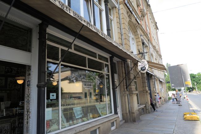 旧市街からトラムに乗ってエルベ川対岸の新市街にあるギネス認定の世界一美しい乳製品屋プフンズ・モルケライへ。<br />