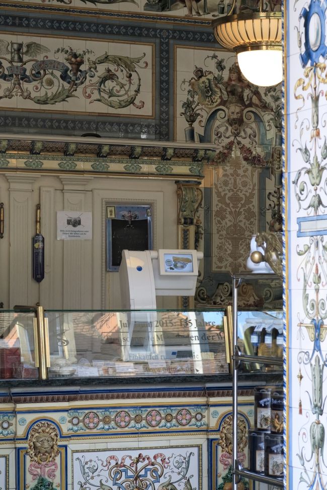 店内での撮影は禁止なのでショーウィンドーから写真を撮ってみました。<br /><br />どこかで見たこあるなと思ったらウェス・アンダーソン監督の映画「グランド・ブダペスト・ホテル」の主人公のガールフレンドが勤める超絶カワイイケーキ屋のロケ地でした！