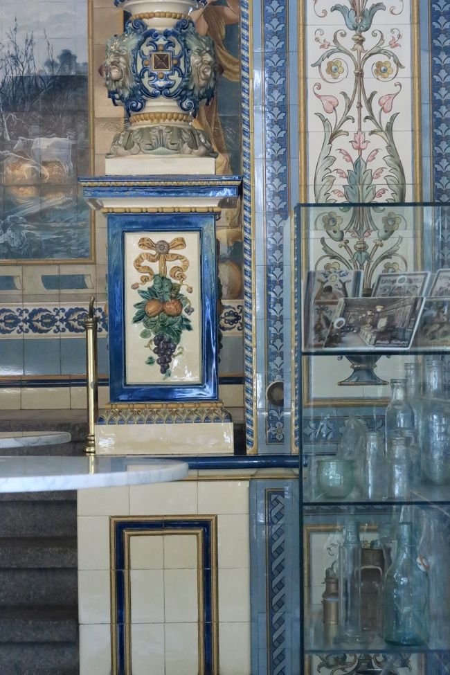 店内のタイルはヴィレロイ＆ボッホ。マイセンでは無いのはちょっと意外でしたがヴィレロイ＆ボッホも有名磁器メーカー。<br />日本でも百貨店でよくお目にかかります。<br /><br />二階にカフェもありますが、二階は一階のような凝った内装ではないそうなので行かず。