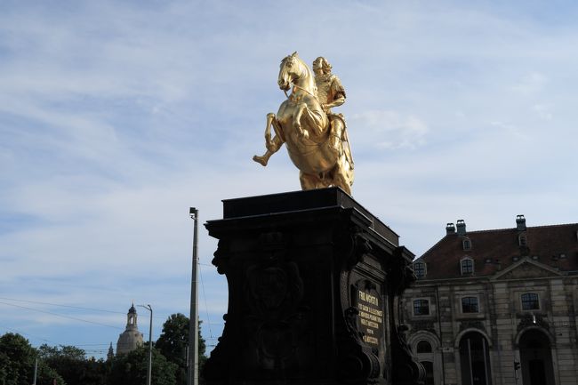 昔も今もドレスデンの街の主人公アウグスト強王。<br />アウグスト強王の正式名称は選帝侯アウグスト一世、およびポーランド国王アウグスト二世。とんでもなく破天荒な王でしたが、現在のドレスデンの繁栄もこの王無くしては存在しませんでした。