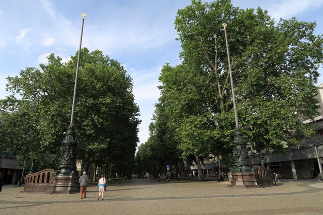 新市街にもきれいに整備された大きな道にショッピングモール。<br />お店はたくさんありますが、平日のせいもありどこも人影まばら。<br />ドレスデンは東西ドイツ統一後、復興の為にベルリンに次いでお金が注ぎ込まれた街ですが、住民の消費はそこまで追いついていない印象。