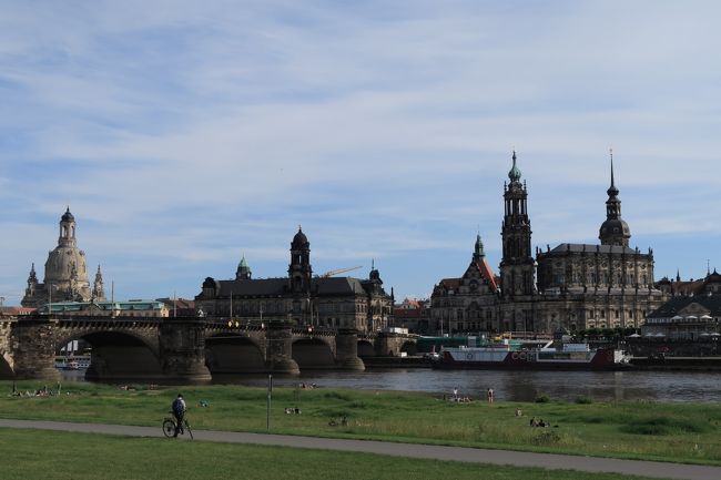 ドレスデン市民の憩いの場はショッピングセンターでは無くもっぱらこのエルベ川の河川敷。<br />仕事帰りの人や学生がビールやスナックを片手にのんびり過ごしてます。<br />この景色を観ながらまったりなんて羨ましい〜！<br />