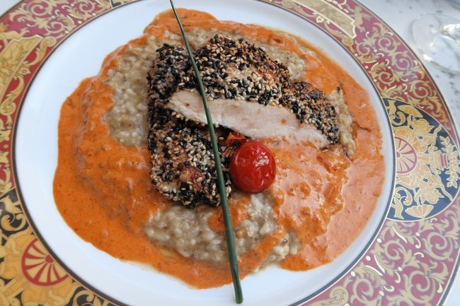 トマトのリゾットに鶏むね肉のソテー。<br />鶏むね肉はゴマをまぶしてあり香ばしく、トマトの酸味の効いたリゾットもとても美味しかったです。<br />チェコの居酒屋にはこんな繊細な盛り付けは無かった(;^_^A