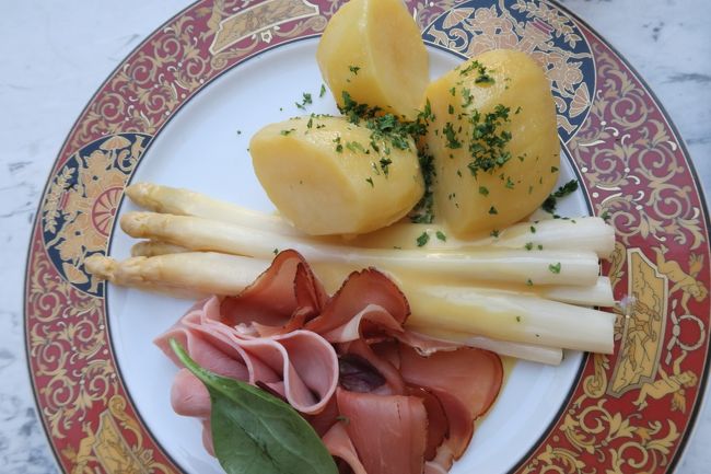 ヨーロッパの初夏の味、シュパーゲルことホワイトアスパラガス。<br />少し細身ですが、硬すぎず柔らかすぎない絶妙な湯で加減。<br />いいレストランで食べると本当に美味しい♪<br />料理以上に立派なお皿はヴェルサーチ！<br /><br />因みにシュパーゲルは隣国チェコでは全くお目にかかりませんでした。<br />中欧はどこも食文化は似たり寄ったりなのに何でだろ？<br /><br /><br />