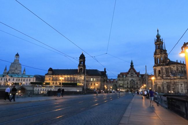 旧市街の夜景を見る為、アウグストゥス橋を渡って対岸の河川敷へ。