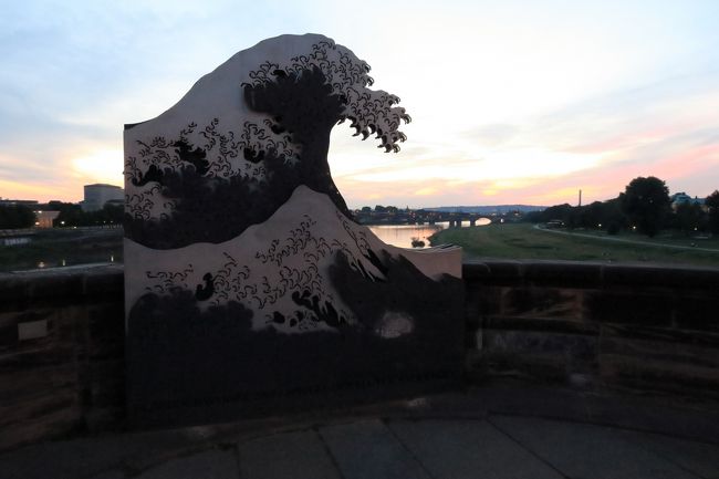 2002年８月、チェコ、ドイツを中心としてヨーロッパは記録的洪水にみまわれ、エルベ川の増水でドレスデンは大きな被害をうけました。<br />その時の河の増水の様子を日本の浮世絵の波で表現したもの。