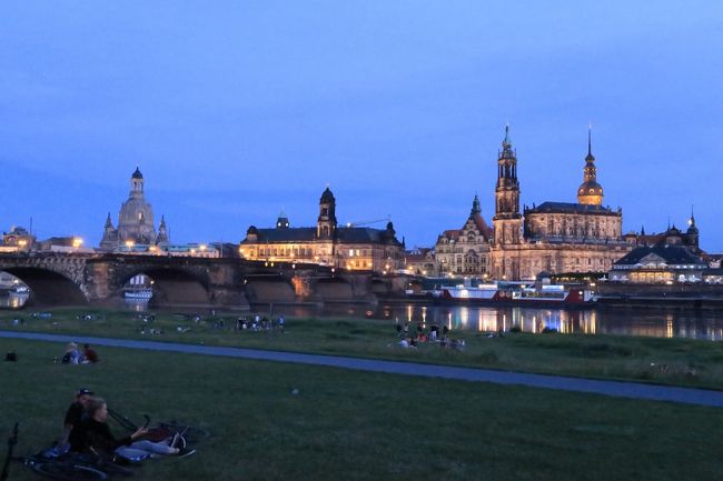 夜になっても夜景を楽しむ市民が大勢。<br />京都の鴨川デルタみたいな雰囲気で特に身の危険を感じるような場所では無いので夜景観賞に河川敷はオススメ。<br />