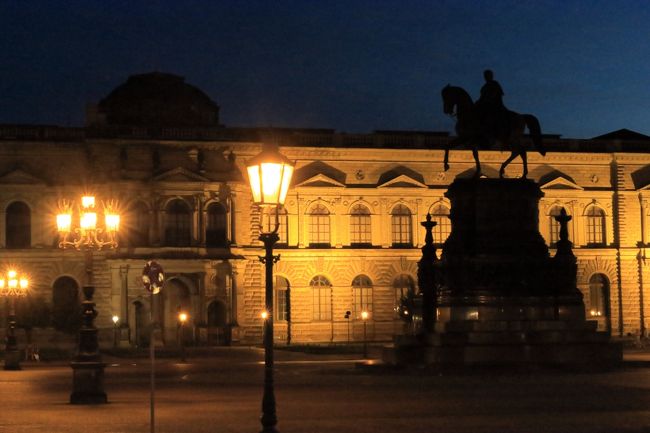 ツヴィンガー宮殿とヨハン王の騎馬像。<br /><br />