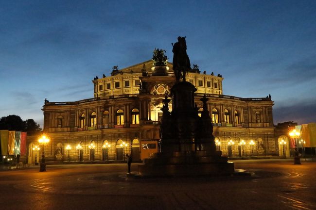 ゼンパー・オーパーの向かいに大きなコンサートホールが建築中。<br />ゼンパー・オーパー専属の管弦楽団シュターツカペレ・ドレスデンの定期演奏会がきっと開かれることでしょう。<br />オペラより管弦楽の方が好みなので演奏会をいつか見てみたいです。<br />