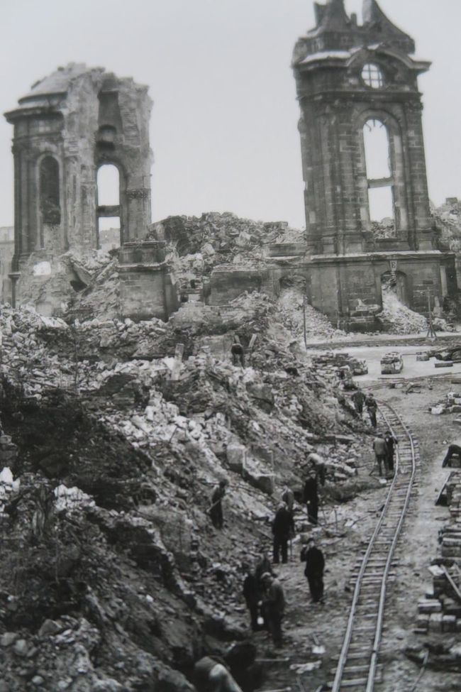 ドレスデンは1945年2月13日、第二次世界大戦時連合軍の空爆を受け街は徹底的に破壊されました。<br />それに伴った大火災により美しい建物の数々は一夜にして消滅してしまいました。<br /><br />破壊されつくしたバロック建築の建物はその後何十年もかけて復元されたのです。
