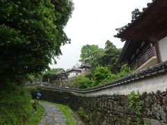 　「寺院と教会の見える風景」記念撮影をするベストスポットなのですが…。
　残念ながら雨のため、教会のてっぺんがぼんやりと写っています。