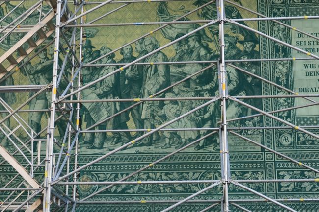 残念ながら工事中の行列の最後尾の民衆の中で正面を向いている人物は音楽の父バッハ。<br />バッハはザクセン州のライプチヒを拠点にし、宮廷音楽家として活躍しました。<br />