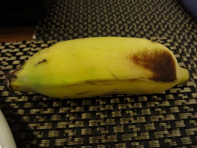 カンボジア最終日の朝食<br />いきなり、バナナ<br />サイゴンと同じフィリピン系のモンキーバナナ。<br />スコータイの大きな種の入ったモンキーバナナが食べたい。<br />失われた台湾バナナの味、沖縄の島バナナも種が無いが同じ味がします。