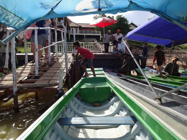 雨季のはずが、水が無く桟橋が急傾斜で悪戦苦闘して乗船。<br />この子、学校行っていないの？<br />と聞くと、学校は、２部制で午後の子がお手伝いしていると言っていました。<br />どの船の舳にも子供がいました。