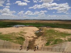昼食には、かなり時間があるので、貯水池である西バライへ
雨季のはずですが、干ばつ状態の人口湖
湖の中に、レアな遺跡もあるのですが、トゥクトゥクのお兄ちゃんが、坂上れないのでこの下で待機。遺跡には行けません。