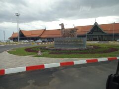 ホテルに戻り、１８時頃迎えに行きます。
と告げられ、のんびりスパに肩もみに行き、だらだらしていると
部屋の電話が鳴り、受話器を取ると電話がきているのでお繋ぎします。
ガイドさんです、飛行機の時間、２時間間違えていました。
今から迎えに行きますと。（登場機は１８時）
慌ててシャワーを浴び、ここへ。
ツアーなので、ここでも、ｅチケットチェックしていませんでした。