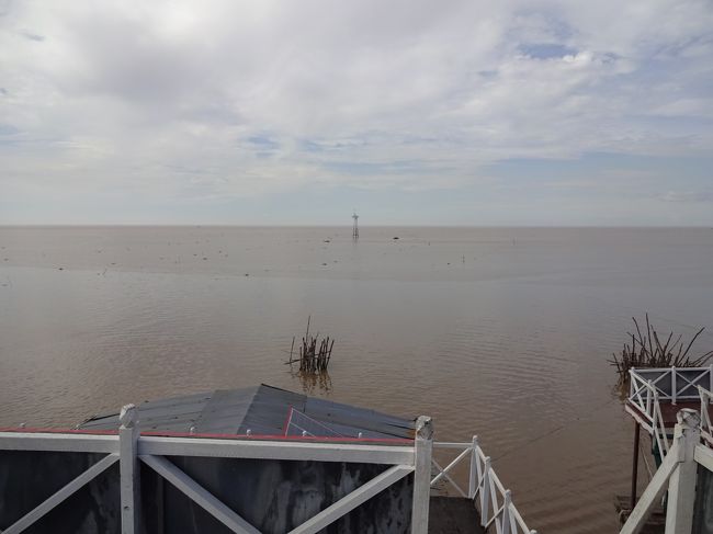対岸が見えませんね。琵琶湖の何倍だとか<br />例年の雨季だと水が綺麗と言っていました。