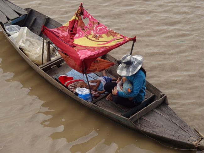 授乳中<br />昔の日本もこんな感じでした