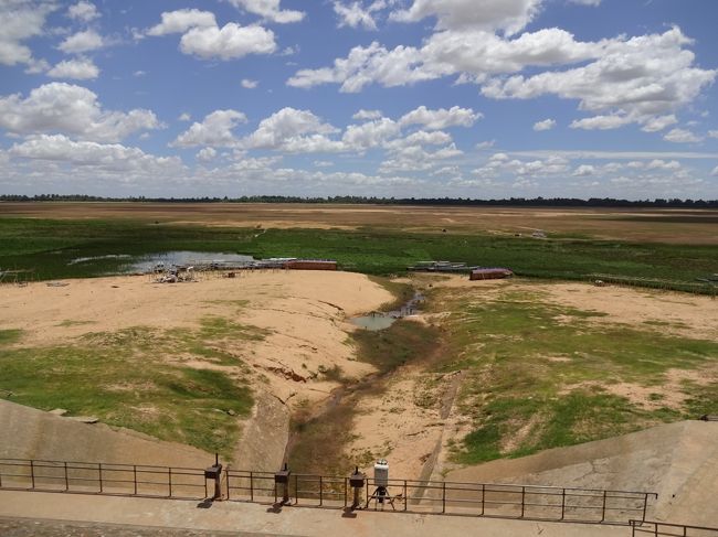 昼食には、かなり時間があるので、貯水池である西バライへ<br />雨季のはずですが、干ばつ状態の人口湖<br />湖の中に、レアな遺跡もあるのですが、トゥクトゥクのお兄ちゃんが、坂上れないのでこの下で待機。遺跡には行けません。