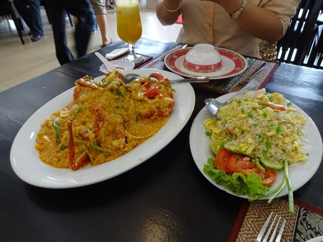 で、トゥクトゥクのお兄ちゃんでなく、ガイドのお嬢さんと食事する事になりました。<br />たぶん蟹は、タイのプーパポンカリー？<br />ソンブーンで食べた事ありませんが、スクンビットフカヒレで食べた物より何倍も美味い。<br />とエビ炒飯。美味すぎます。