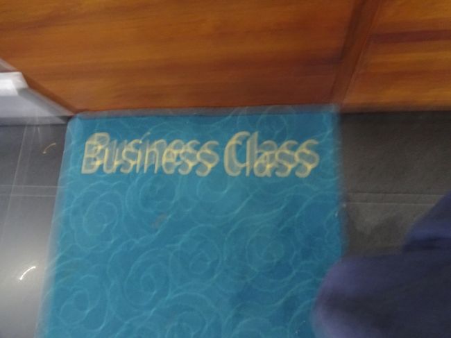 指定のチェックインカウンターへ行くと、あっちと言われてここへ<br />ピンボケですが、ビジネスのマット<br />ここで、預入荷物にベトナム航空のプライオリティタグを付けられ、羽田までスルーだよと告げられたのです。