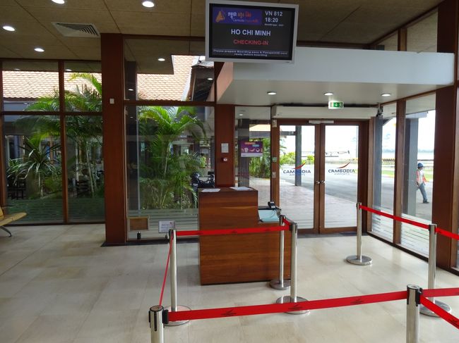 とても綺麗な空港ですが、北方民族には、暑いです。