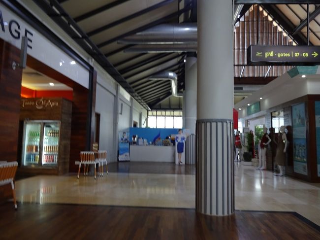 端にＰＧ（バンコク・エァーウェーズ）のエコノミーでも利用できるコーナーがあります。<br />コードシェアー便でなくても、スコータイへ行ったとき、ＪＡＬのマイレージ付けてくれましたね。<br />シンガポール資本だったか、プノンペンについで、シェムリアップにも、ラウンジを開設の情報をサイゴンで見て、はかない希望を持ったのです。<br />昨年、ジャカルタで乗り継ぎ時間の暇つぶしに困り、プライオリティパスを取得したのですが、プライオリティパスの表記無し。<br />帰国後、使えると言うサイトを発見（涙）<br />場所は、ここの反対側のドアを開け、別棟です。<br />Plaza Premium Lounge