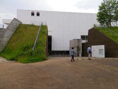 三内丸山遺跡から徒歩5分くらいだったかな。
青森県立美術館着。