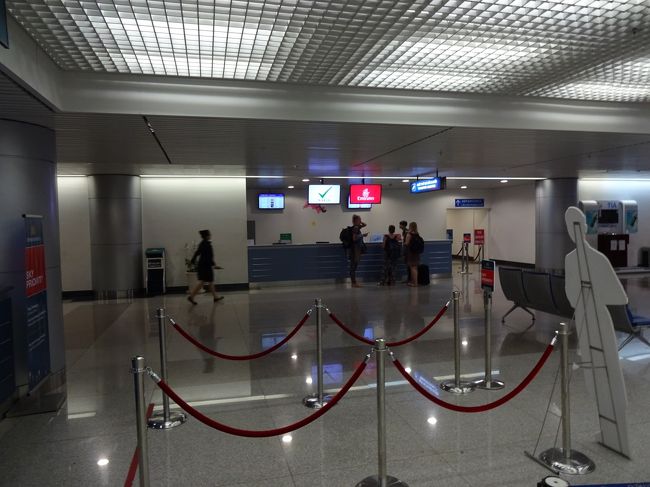 旅行日程表には、帰りの乗り継ぎ手順の記載は無く<br />トランスファーの掲示板を頼りにここまで来ました。<br />向こうに見える所でベトナム航空の職員さんにお聞きして指さされた方向へ。<br />でもアンコールエアーとベトナム航空のチェックインカウンターしか無く。<br />指さされた先には、イミグレーション。<br />入国してから、ＪＡＬにチェックインすれと言う事か。<br />イミグレは、空いていて並ぶと、さっきのベトナム航空の職員さんが、走ってきて連れて行かれました。