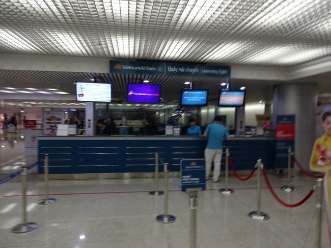 発券されるのは、ここです。<br />ここの左側は、入国審査場、右側が乗り継ぎ、乗り換え。