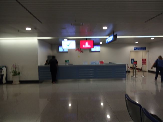 ここが、右側の乗り継ぎ、乗り換えする所<br />右端から入場すると保安検査場<br />ベルトも時計も外せと言われる<br />ジャカルタのスカルノ・ハッタ空港が面倒な空港と思いましたが、<br />制限区域の中で、国内線と国際線自由に双方アクセス出来るし、普通にチェックインカウンターがあり便利と思った。