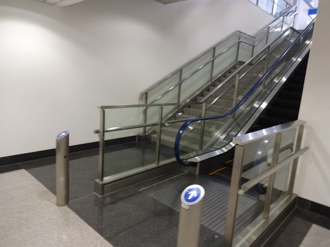 ぷちセキュリティーチェックがありあますが、ベルトも外しなさいと言われます。<br />そこを出るとエスカレータ