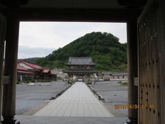 恐山総門から

高野山・比叡山と並ぶ日本三大霊場です。
ここは境内に無料の温泉があるのでタオルを持って門をくぐります・・

あっ　ここの駐車場も無料です。