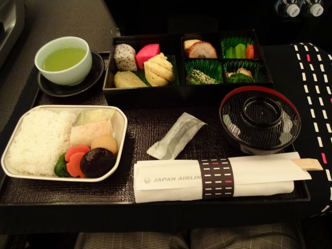 搭乗後、速攻で赤ワイン２杯頂きます。<br />ＣＡさんが、お味はいかがですか？と尋ねられたので、美味しいワインですね。<br />以前にも飲まれていますよ。<br />え？履歴残っているのですか？<br />履歴は残っていませんが、いつもご利用頂いているので、お飲み頂いていると思います。<br />お得意さんになったようで、少し嬉しい対応でした。<br />で、就寝。<br />２時間半後、メードインサイゴンの和食<br />以外といけます