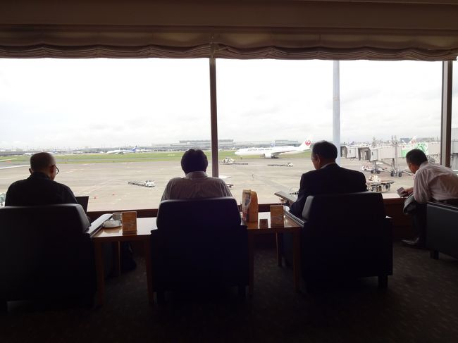 降機すると、自分の名前が書いた札を持った係の人が立っていて。<br />私ですけど、なにか？<br />乗り継ぎ便の時間がありませんので、お急ぎくださいと言われてダッシュ。<br />そういえば、搭乗機遅れてサイゴンに到着していました。<br />そう言えば搭乗機、サイゴン到着が遅れていました。<br />預入荷物締め切り１０分前に間に合い、連絡バスで制限区域を移動したのでサクラに寄れず、近くのカードラウンジへ。<br />受付で時間がありませんのでお気を付けください。と<br />でも、ダッシュで喉乾いたのでコーラを頂き退出。<br />