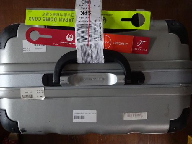 荷物を受け取ると、いつもは青い帯なのに、ジャカルタへ行ったときと同じ赤い帯が付いていました。<br />サイゴンで、ベトナム航空のプライオリティタグと付け替えたようです。<br />少し、お得意さん気分。