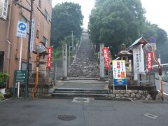 湯神社の参道の階段を下りきると、左手の突き当りにはまた次の階段。