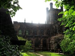 城壁の上を歩いて1091年に造られた「チェスター大聖堂」に来ました。