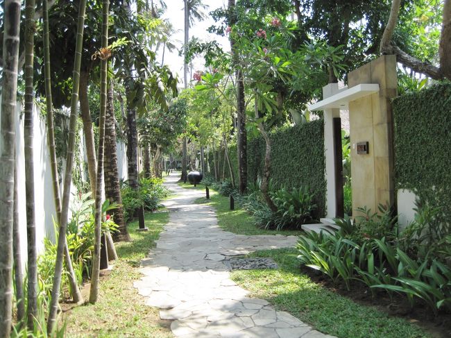 小さな小道に　ヴィラが並びます。<br />緑がいっぱいで　あまり色を使わない<br />ナチュラルな雰囲気。<br />