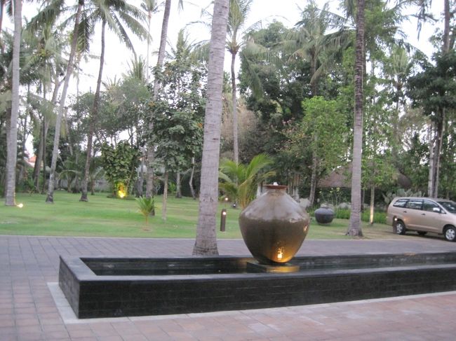 到着したのは<br />Kayumanis Jimbaran Private Estate &amp; Spa<br /><br />大きな壷がお出迎え。