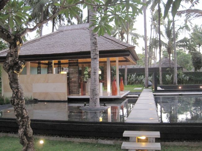 お池の上の　レセプションから<br />担当の方がお出迎え。<br /><br />ゆっくり渡っていきます