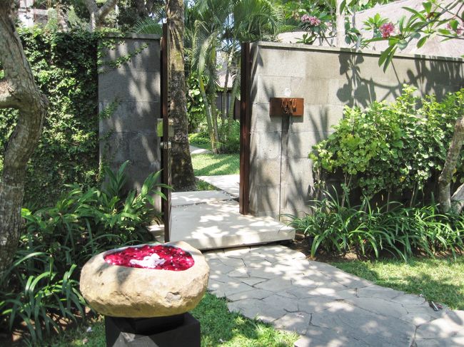 さて　コチラは　スパ入り口。<br /><br />宿泊者には　スパサービスがあるので<br />後で来るのが楽しみ