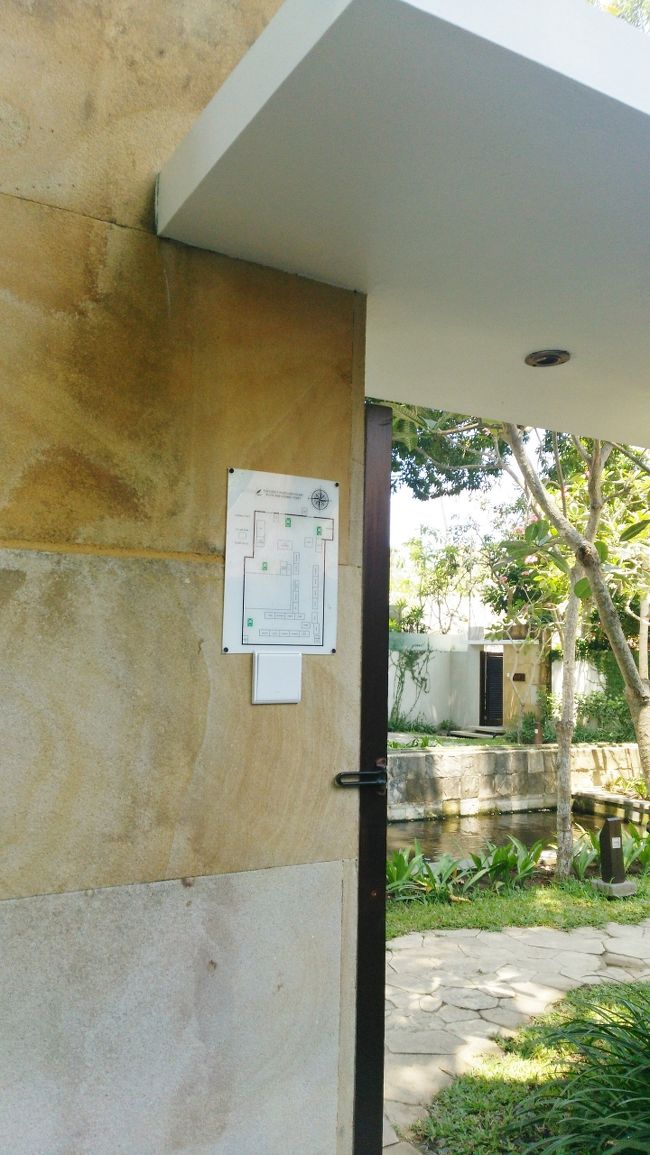 お部屋のドアはこんな感じ。<br />内側に　敷地マップ。<br />自分のお部屋がどの位置にあるか一目瞭然。