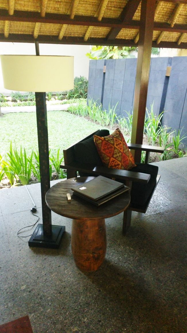 椅子にフカフカクッション<br />スタンドもステキ