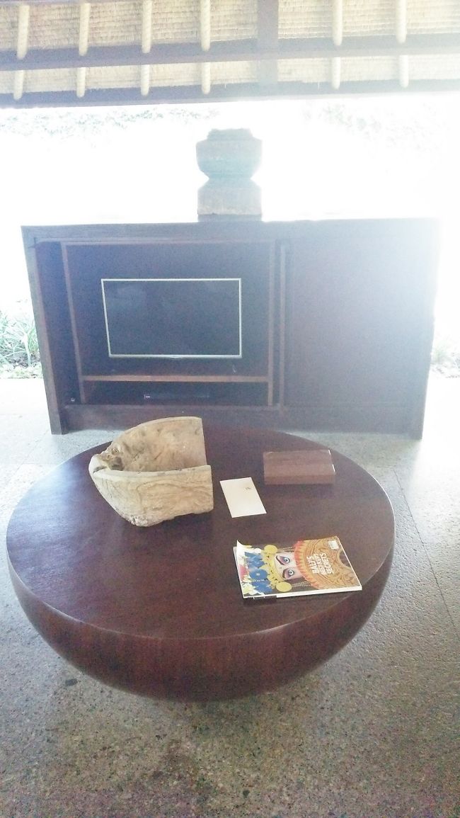 ローテーブルの上には<br />チャンネルや雑誌が<br />