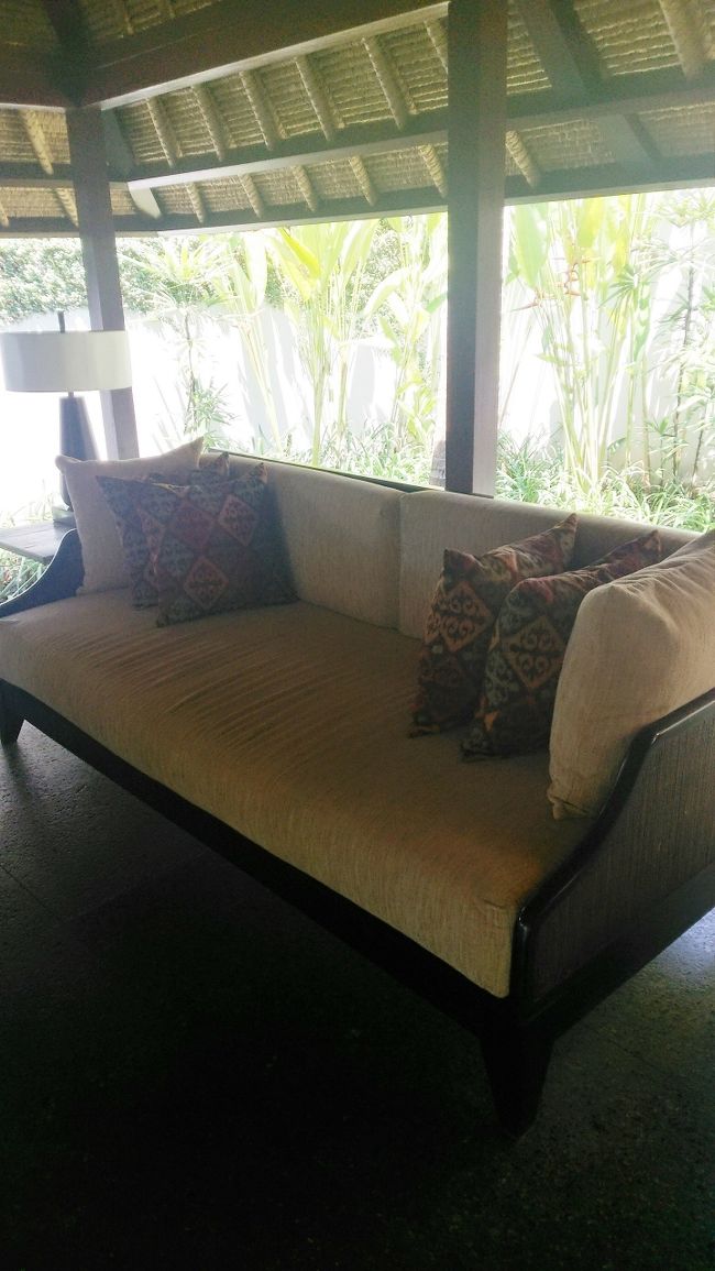 余裕で横になれる大きさのソファ。<br />スコールになったらどうするの？<br /><br />それが心配で仕方ない小心者。