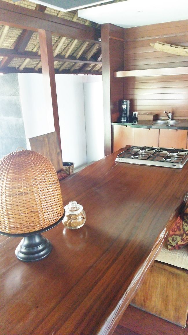 ６人は座れる長テーブル。<br />余裕があるってこういう事なのね。。<br /><br />。。。と　フと思う。